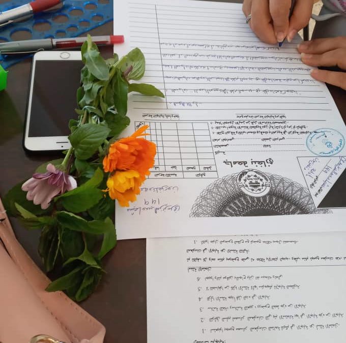 د. سكينة توزع الورود على طلابها أثناء امتحاناتهم