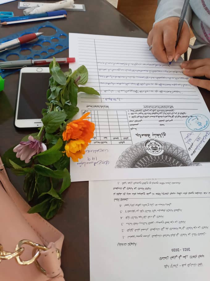 د. سكينة توزع الورود على طلابها أثناء امتحاناتهم