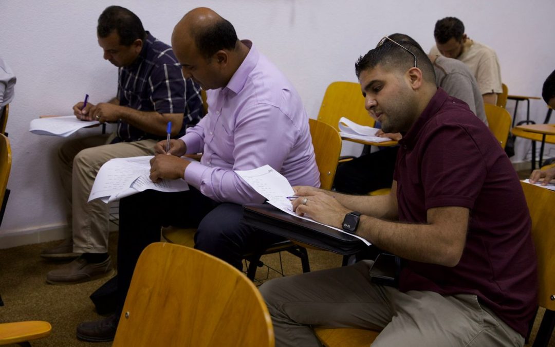 طلبة الأكاديمية العسكرية يؤدون امتحان تحديد مستوى اللغة الإنجليزية