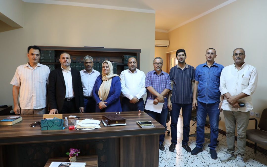 رئيس جامعة بنغازي يكرّم مدير مكتب الشؤون القانونية أ. جازية المسماري
