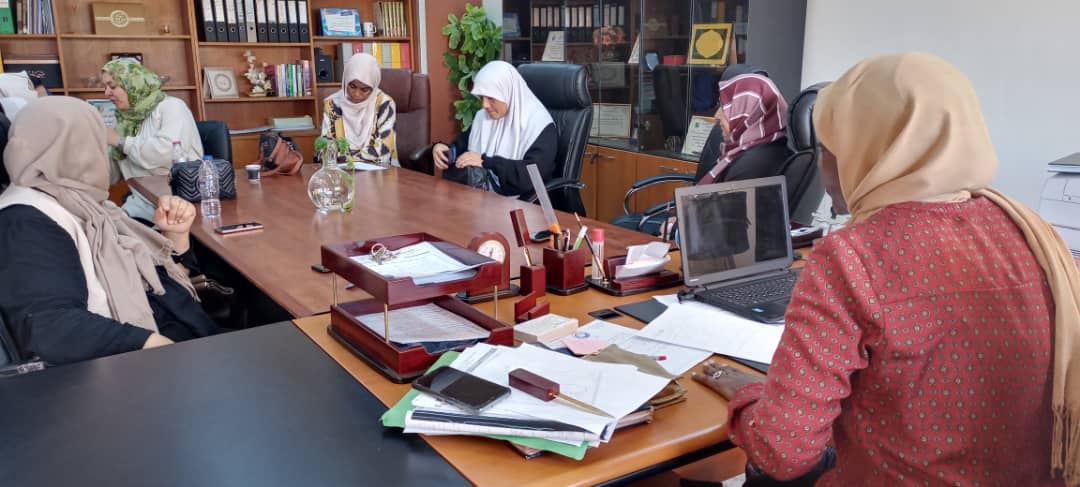 موظفو المكتبة يعقدون اجتماعًا لبحث خطة عمل جديدة