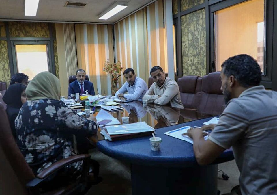 رئيس الجامعة يجتمع مع ممثلي النقابة