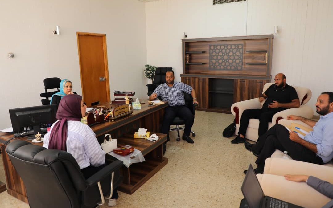 عميد «كلية القانون» تبحث آليةَ قبول الطلبة الجدد