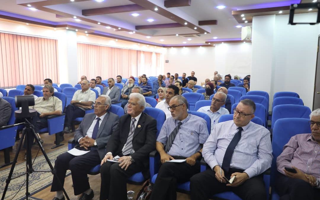 مركز البحوث والاستشارات ينظم ندوة علمية حول تداعيات تغيير سعر صرف الدينار