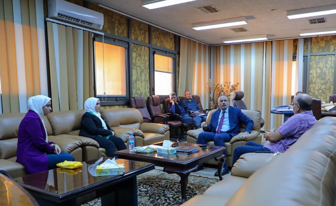 رئيس الجامعة يبحث إمكانية تطبيق أحد البحوث العلمية على أرض الواقع