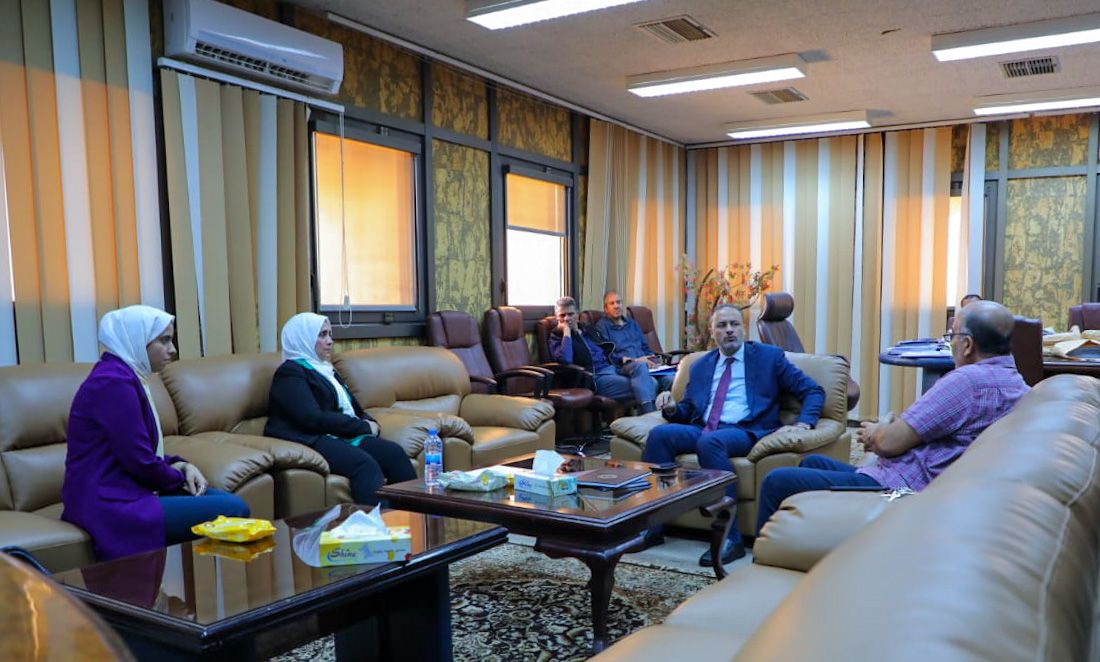 رئيس الجامعة يبحث إمكانية تطبيق أحد البحوث العلمية على أرض الواقع