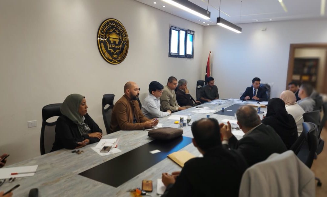 مجلس كلية الآداب يعقد اجتماعه العادي الأول للعام الجامعي الحالي