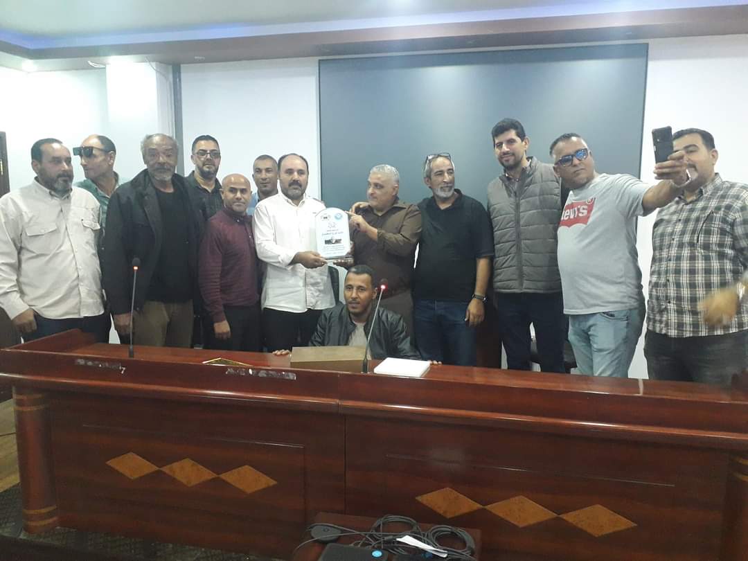 موظفو مكتب الحرس الجامعي يكرمون المدير السابق أ. خالد المجبري2