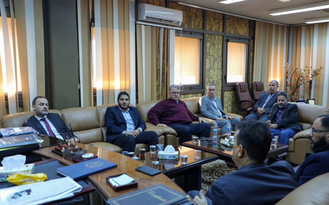 رئيس جامعة بنغازي يجتمع برئيس لجنة اعتماد المجلات العلمية ورؤساء تحريرها