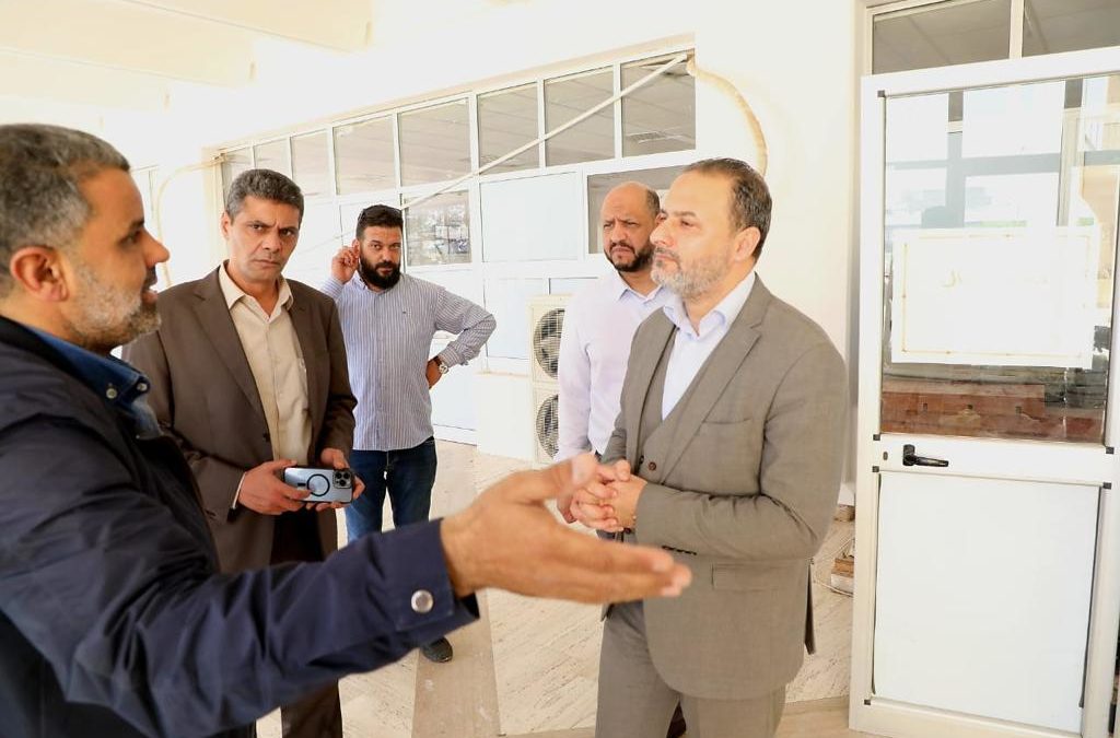 رئيس جامعة بنغازي يتابع أعمال الصيانة بمجمع الطبيات