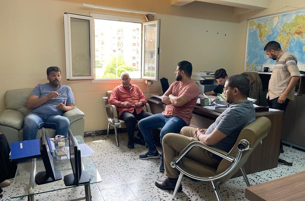 مدير مكتب الشؤون الإدارية يحث موظفيه على تقديم الأفضل