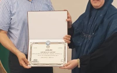 عميد كلية الآداب يكرم أ.فايزة العنيزي لتميزها في إدارة مكتبه