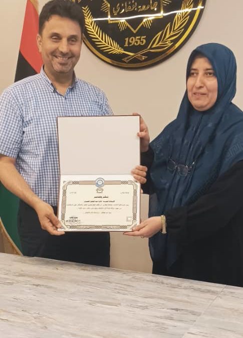 عميد كلية الآداب يكرم أ.فايزة العنيزي لتميزها في إدارة مكتبه