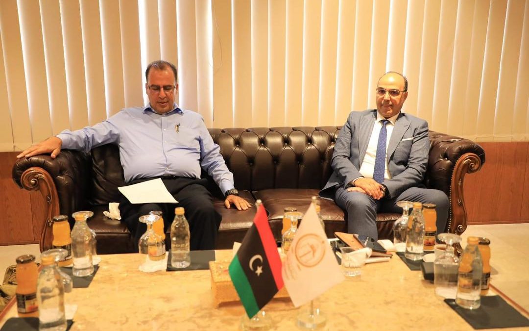 الصحفي والموظف بجامعة بنغازي يوقع عقد عمل مع صحيفة “نيويورك تايمز” لتحليل الأخبار الليبية