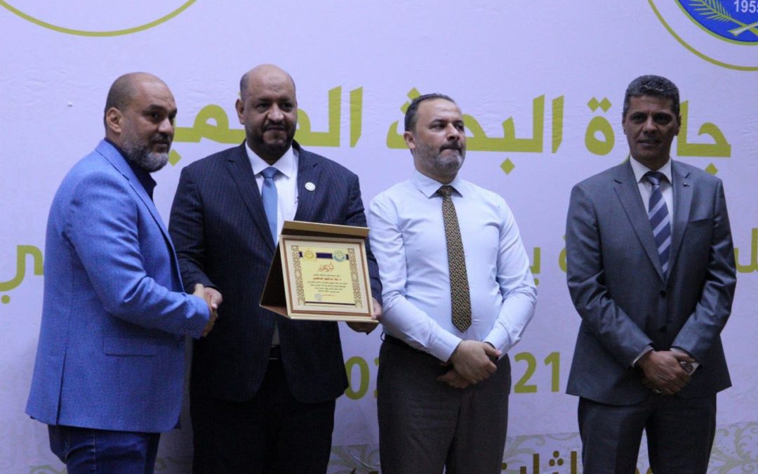 جامعة بنغازي تحتفي بطلابها وتقدم جائزة البحث المتميز