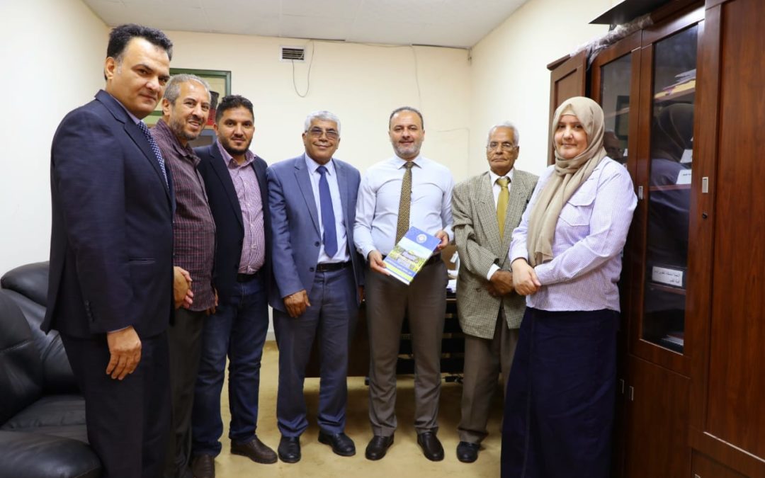 رئيس الجامعة يستلم الدليل النهائي من اللجنة المكلفة بإعداده