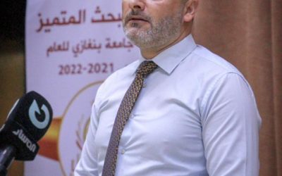 رئيس جامعة بنغازي يعلن عن تبني الطلاب الفائزين بجائزة البحث المتميز