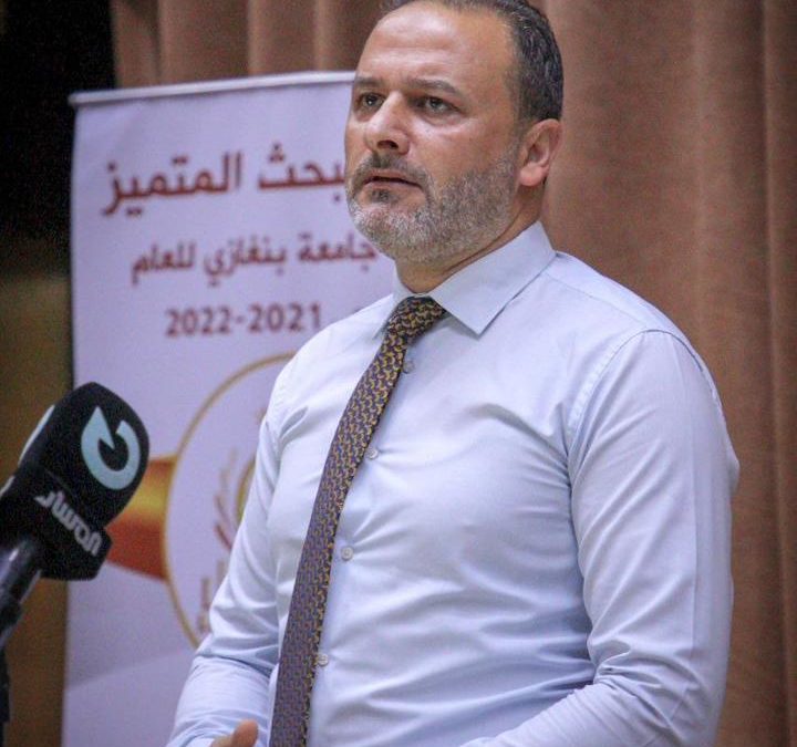 رئيس جامعة بنغازي يعلن عن تبني  الطلاب الفائزين بجائزة البحث المتميز