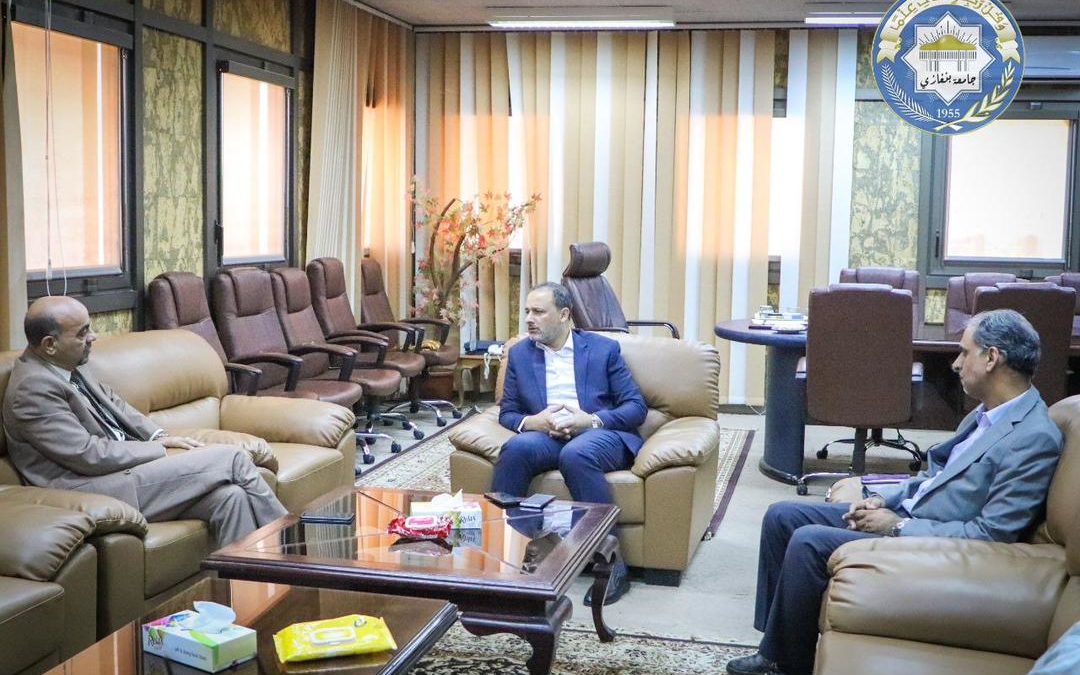 “رئيس جامعة بنغازي ومراقب التعليم يتعاونان لتسهيل انتقال الطلاب إلى مقار خارج المدينة الجامعية”