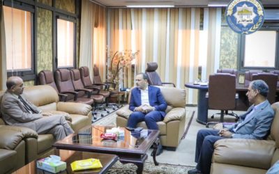 “رئيس جامعة بنغازي ومراقب التعليم يتعاونان لتسهيل انتقال الطلاب إلى مقار خارج المدينة الجامعية”