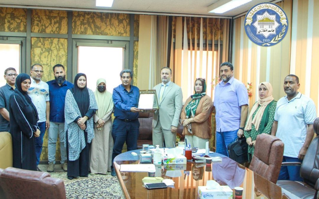 الدكتور عزالدين الدرسي يكرم لجهوده الرائدة في تطوير التعليم بكلية طب المرج وجامعة بنغازي”