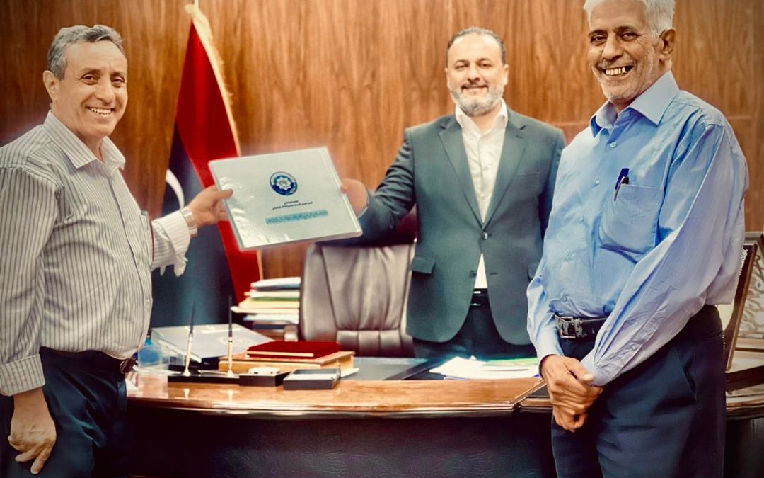 توقيع رئيس جامعة بنغازي على مقترح الملاك الوظيفي لعام 2023