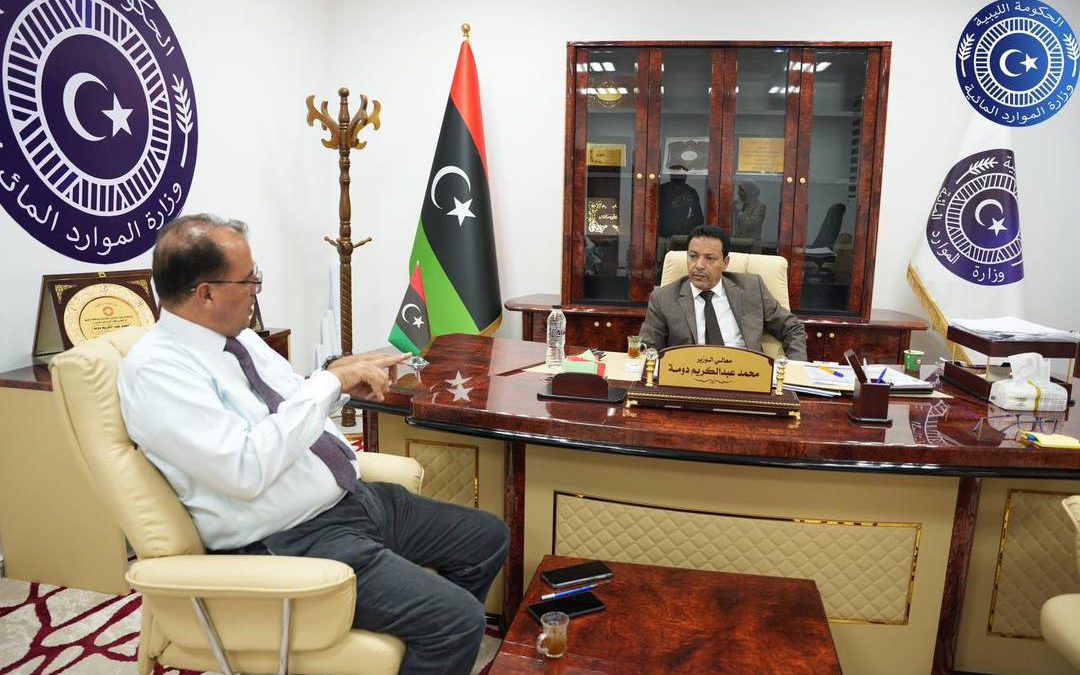 وزير الموارد المائية ووكيل الشؤون العلمية يبحثان تعاونًا مشتركا في خطوة تهدف إلى تعزيز جودة المياه في ليبيا، التقى الدكتور محمد دومه، وزير الموارد المائية، بالدكتور عبدالكريم الغزالي، وكيل الشؤون العلمية بجامعة بنغازي، لبحث سبل التعاون المشترك في مجال متابعة جودة المياه