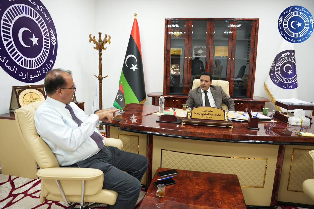 وزير الموارد المائية ووكيل الشؤون العلمية يبحثان تعاونًا مشتركا في خطوة تهدف إلى تعزيز جودة المياه في ليبيا، التقى الدكتور محمد دومه، وزير الموارد المائية، بالدكتور عبدالكريم الغزالي، وكيل الشؤون العلمية بجامعة بنغازي، لبحث سبل التعاون المشترك في مجال متابعة جودة المياه. وزير الموارد المائية ووكيل الشؤون العلمية يبحثان تعاونًا مشتركا في خطوة تهدف إلى تعزيز جودة المياه في ليبيا، التقى الدكتور محمد دومه، وزير الموارد المائية، بالدكتور عبدالكريم الغزالي، وكيل الشؤون العلمية بجامعة بنغازي، لبحث سبل التعاون المشترك في مجال متابعة جودة المياه.