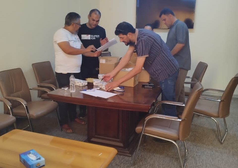 تواصل إدارة المسجل العام في تسليم بطاقات المنحة للمسجلين بالكليات
