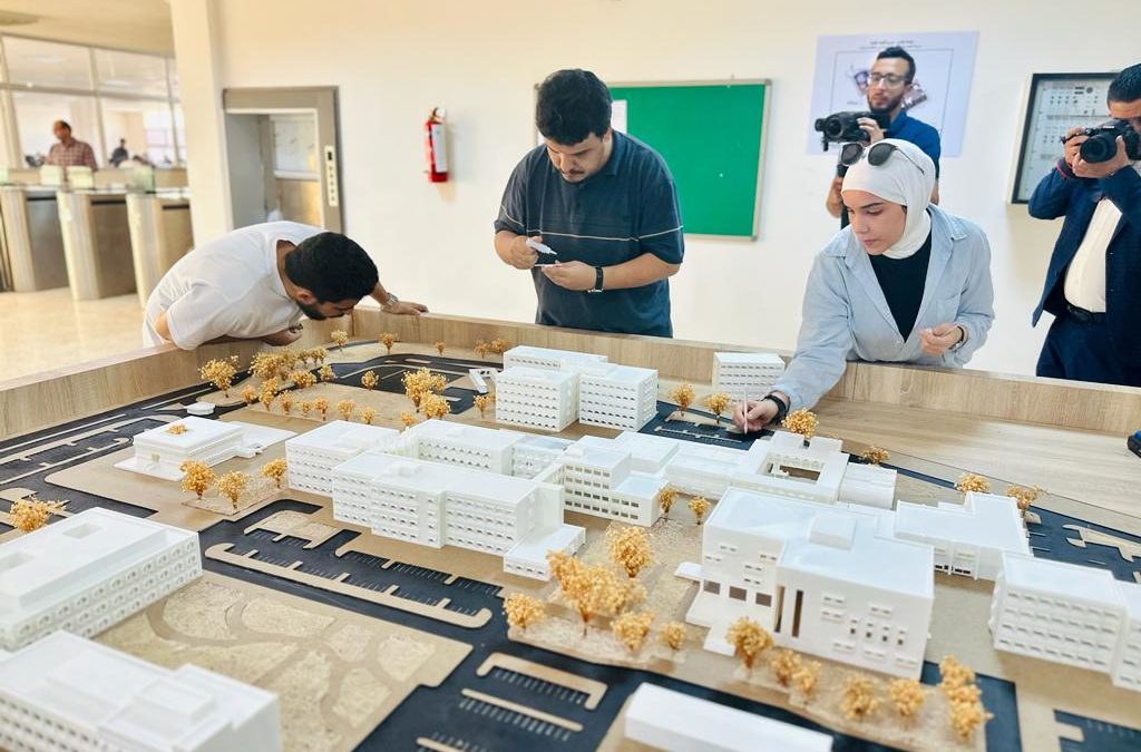 الدكتور عزالدين الدرسي يتفقد مجسم متكامل لمجمع الكليات الطبية باستخدام تقنية الطباعة ثلاثية الأبعاد