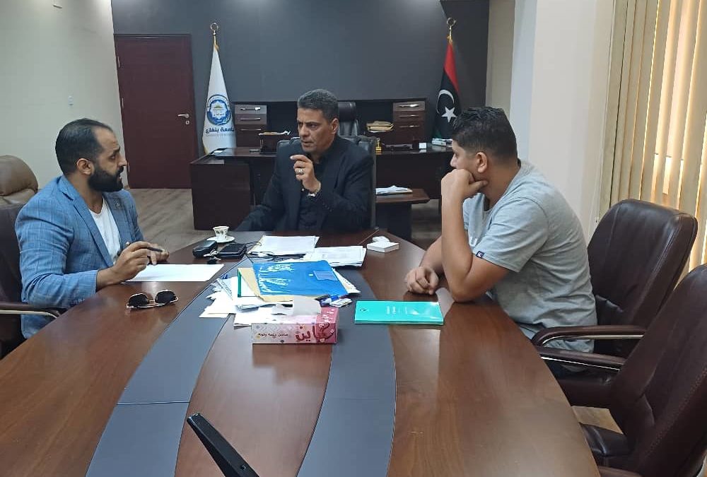 “وكيل الجامعة للدراسات العليا يجتمع مع رئيس مركز المعلومات والتوثيق لتطوير نظام الدراسات العليا الإلكتروني”