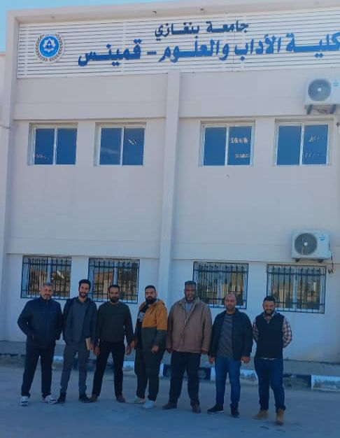 فريق الصيانة التابع لمركز التوثيق و المعلومات يزور كلية الآداب والعلوم قمينس