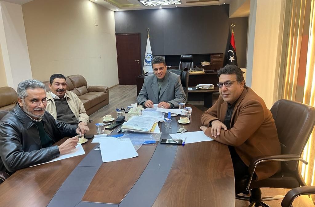 “وكيل الجامعة لشؤون الدراسات العليا والتدريب يجتمع مع لجنة مشكلة لحل المشاكل الخاصة بالدراسات العليا”