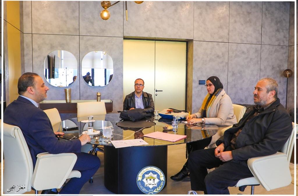رئيس جامعة بنغازي يجتمع مع مدير مركز اللغات ومدير مكتب التعاون الدولي لبحث اختبارات الايلتس واليو كي فيزا