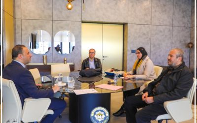 رئيس جامعة بنغازي يجتمع مع مدير مركز اللغات ومدير مكتب التعاون الدولي لبحث اختبارات الايلتس واليو كي فيزا