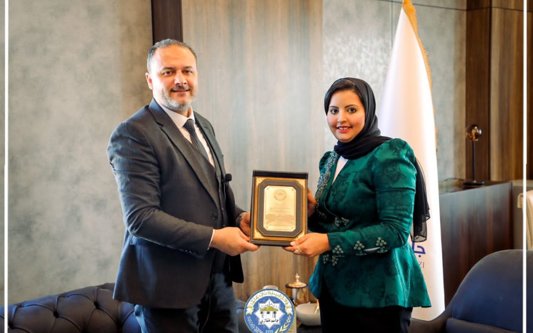 رئيس جامعة بنغازي يكرم المهندسة ساجدة العمرونى بدرع التميز