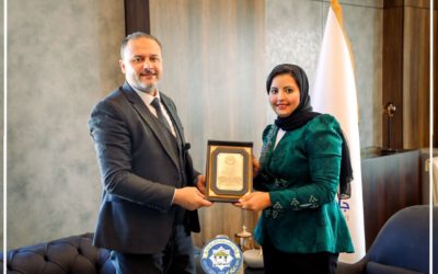 رئيس جامعة بنغازي يكرم المهندسة ساجدة العمرونى بدرع التميز