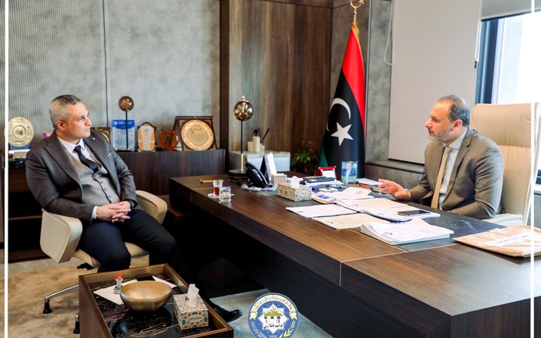 رئيس جامعة بنغازي يستقبل مدير مركز الدراسات القانون والمجتمع لمناقشة خطة العمل الاستراتيجية