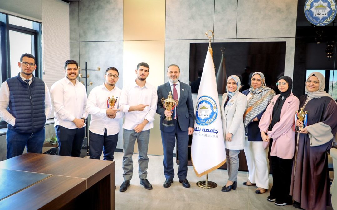 رئيس جامعة بنغازي يستقبل فريق نادي الروبوتات الفائز بجوائز في البطولة العربية للروبوتات بالأردن