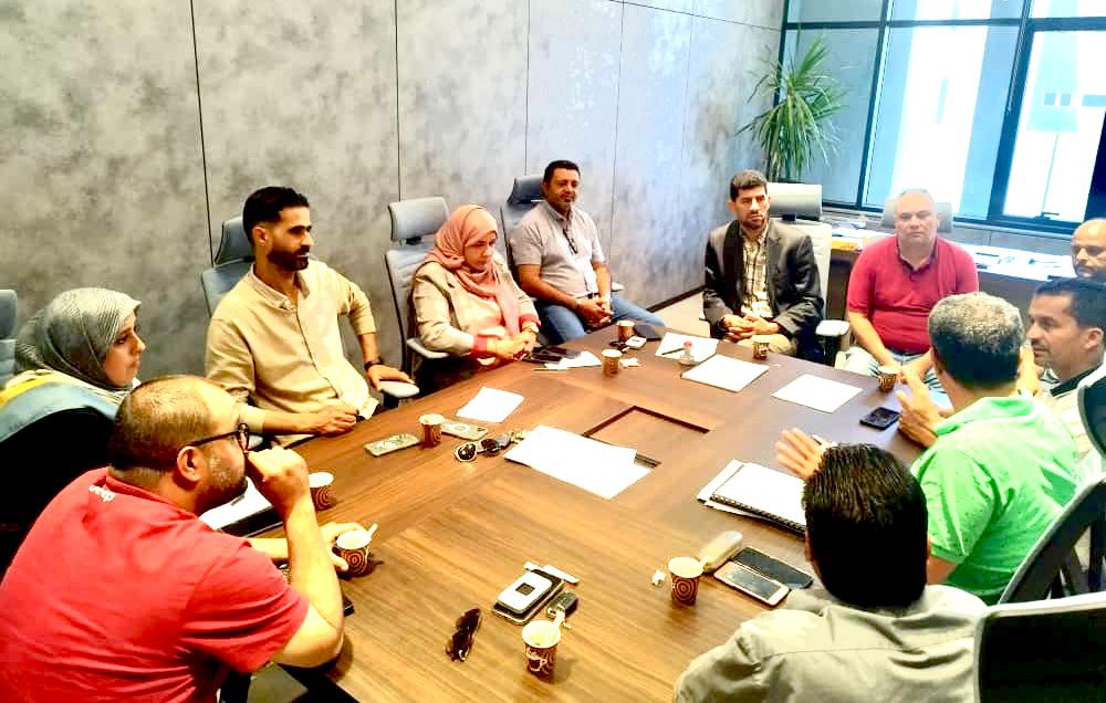 مسجل عام الجامعة ورئيس مركز المعلومات والتوثيق يجتمع مع مسجلي الكليات