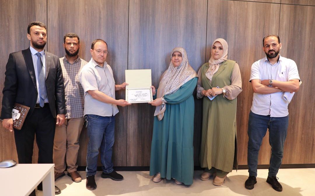 كلية الآداب والعلوم فرع سلوق تكرم موظفي الإدارة والمالية