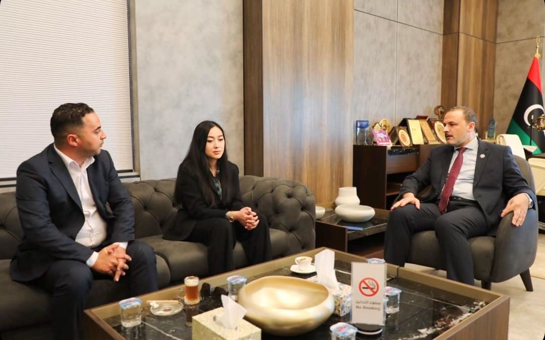 رئيس جامعة بنغازي يستقبل مدير إدارة التعاون الدولي بصندوق التنمية وإعادة إعمار ليبيا، والسيدة “ليا لينوك”، الممثل الإقليمي لمؤسسة Oxford Business