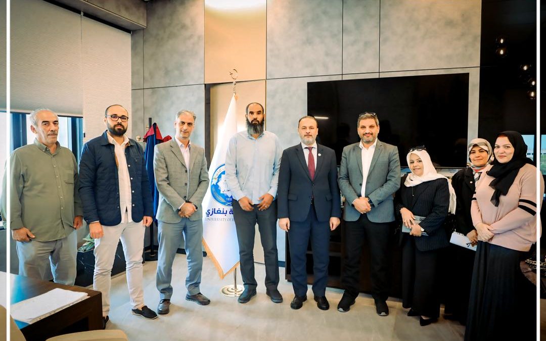 رئيس جامعة بنغازي يجتمع مع عميد كلية الهندسة لمناقشة ترقية قسم العمارة إلى كلية جديدة