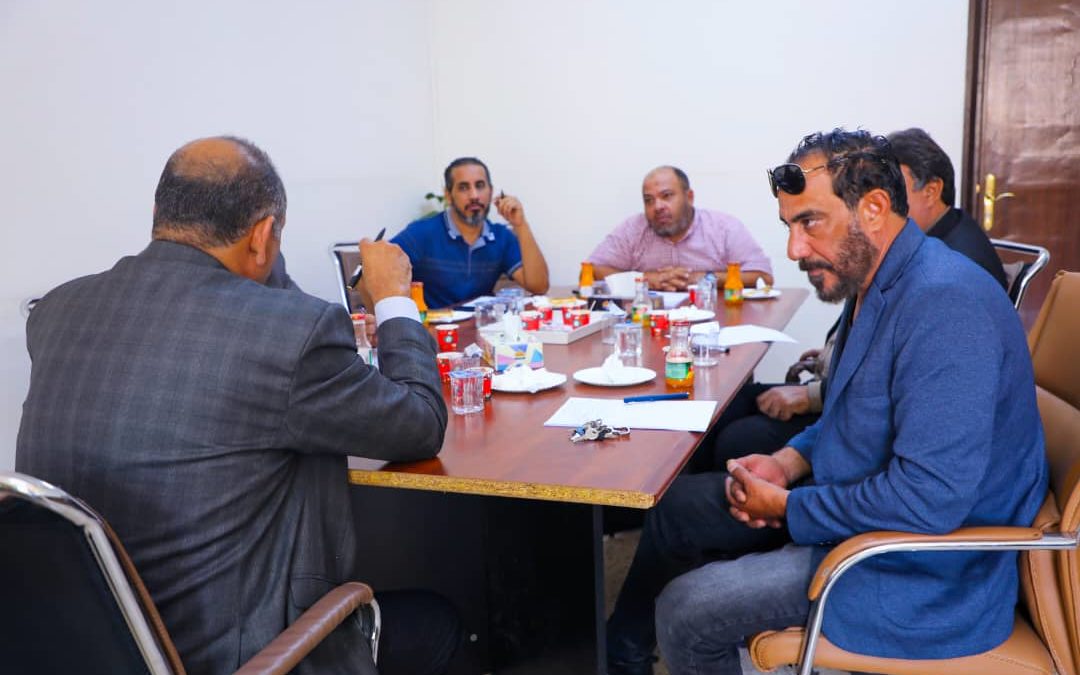 اجتماع لتطوير العمل في إدارة الدراسات العليا بالجامعة