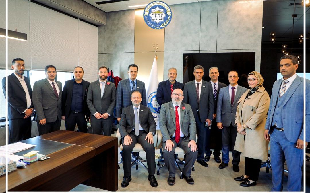 السفير البريطاني يزور جامعة بنغازي ويبحث سبل التعاون مع الجامعة
