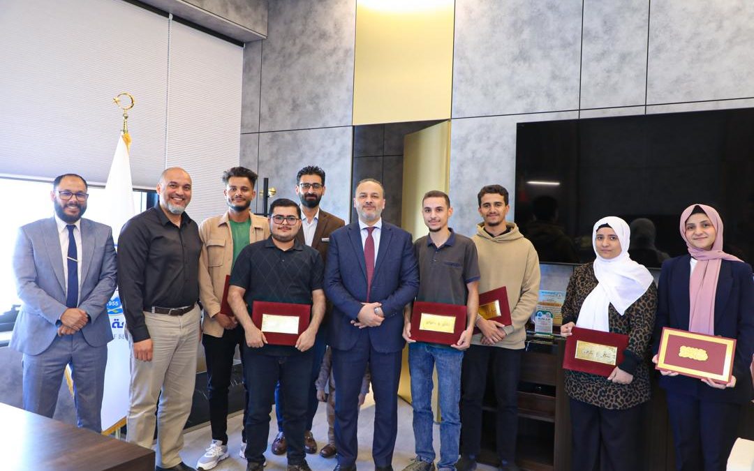 رئيس جامعة بنغازي يُكرم طلبة كلية تقنية المعلومات