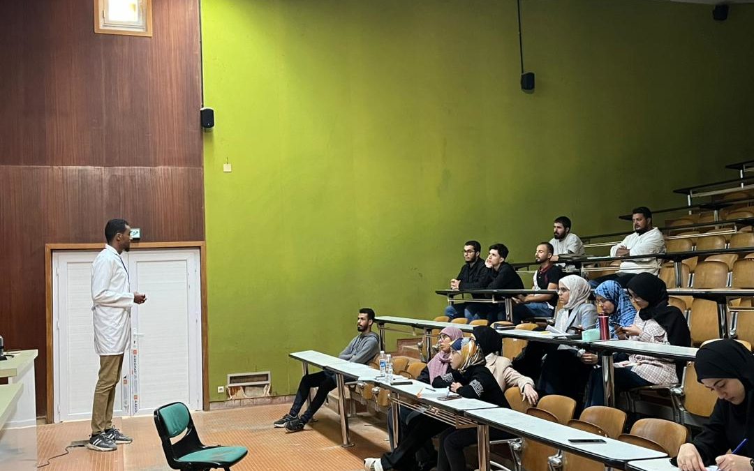قسم طب الأسرة والمجتمع يطبق استراتيجية تعليم الأقران