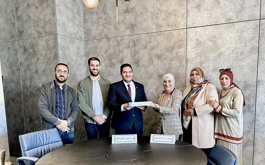 حاضنة أعمال جامعة بنغازي تسلم ملف الحاضنة لإدارة الجودة