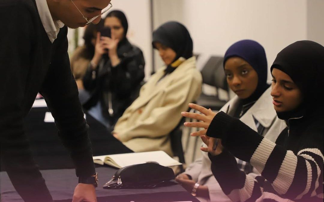 جلسة حماسية لفريق هالت باريز في حاضنة أعمال جامعة بنغازي