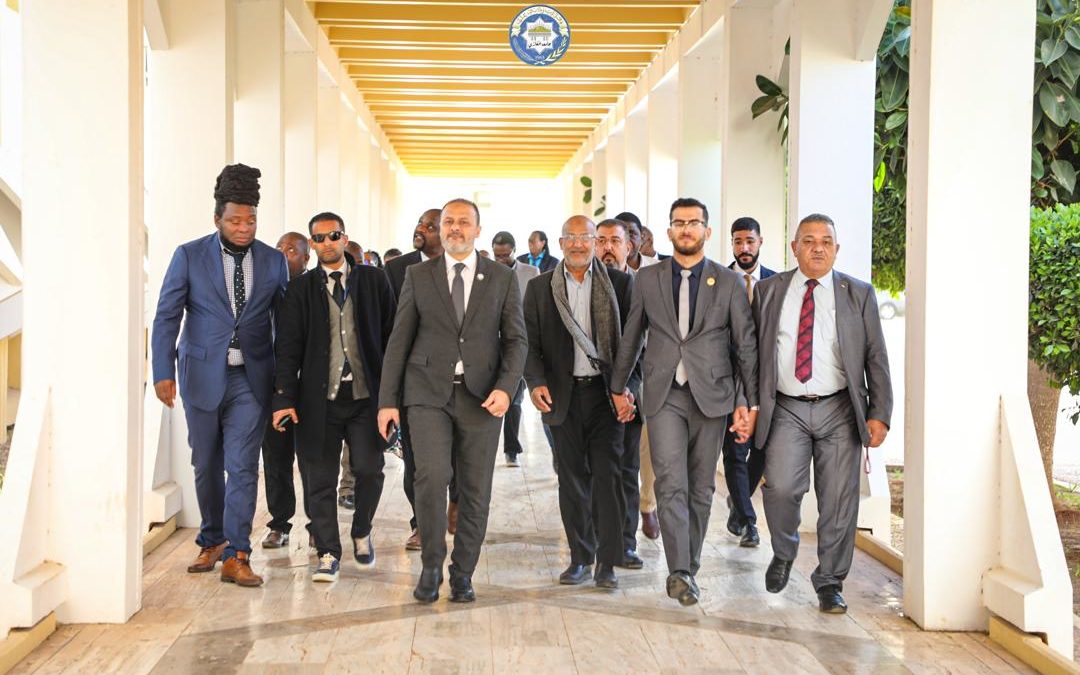 رئيس الجامعة يستقبل ضيوف المؤتمر السنوي الدولي لكلية الإعلام بجامعة بنغازي